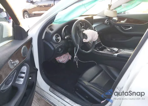 2016 Mercedes-Benz C 300 z USA, uszkodzony, nr VIN 55SWF4JB8GU105640